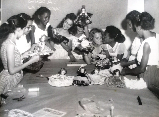 Foto de Curso ¿Cómo vestir muñecas?, marzo-abril de 1962. Fotos de la Cooperativa Fotográfica. Colección especial de fotografías BNJM.